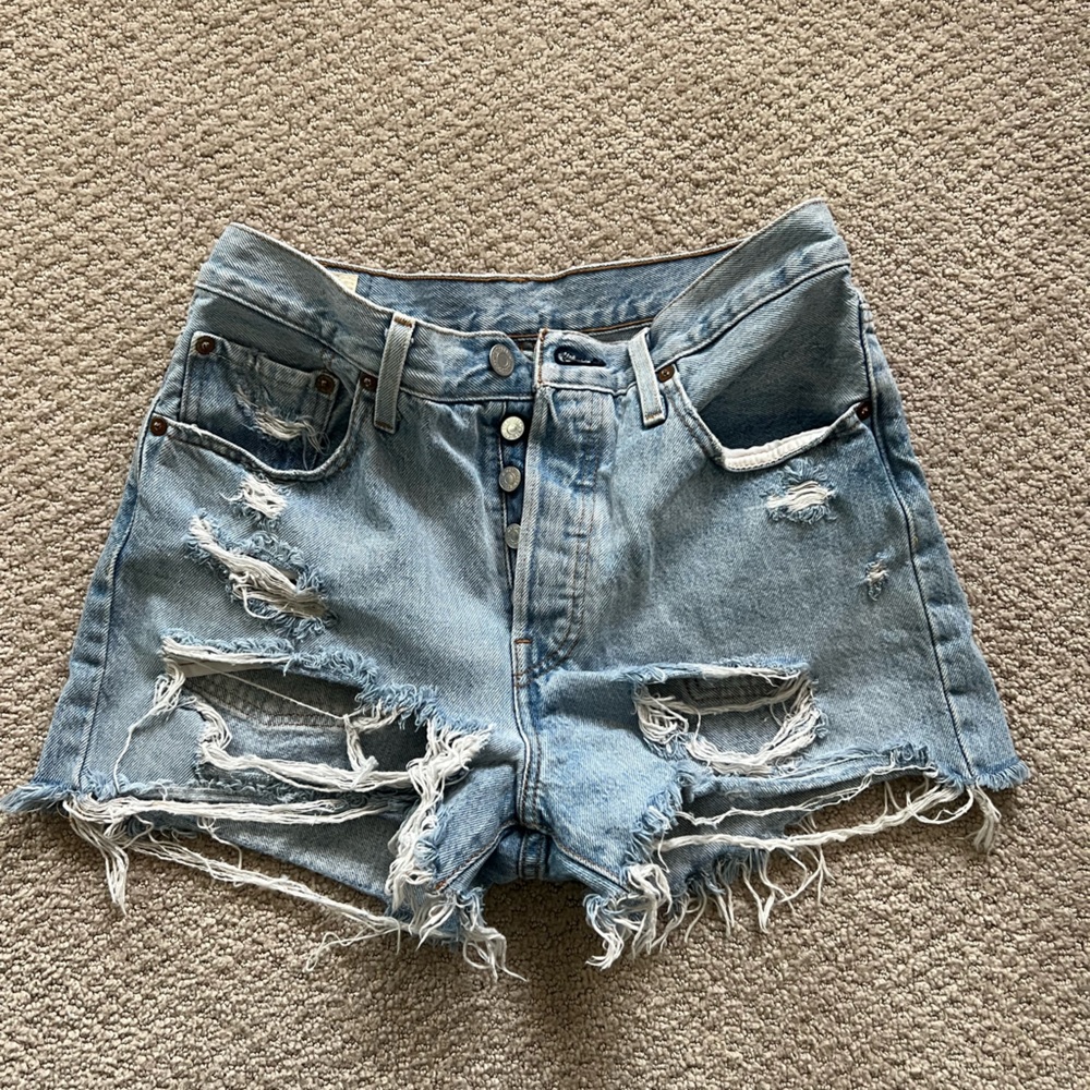 Distressed Levi’s high waist 501 jean shorts